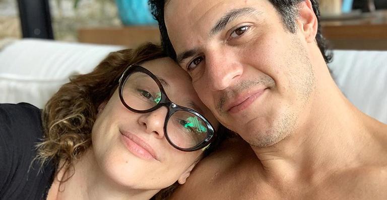 Mateus Solano e esposa dão beijão de máscara protetora e ironizam: ”Amor em tempos de Covid”