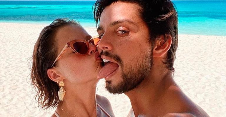 Rodrigo Simas flagra Agatha Moreira de topless tomando sol em casa: ”Pela janela”