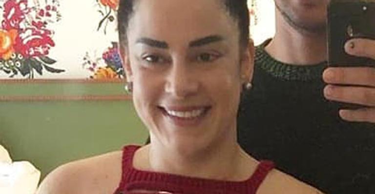 Silvia Abravanel posa sorridente ganhando carinhos do namorado: ”Como é bom ter você ao meu lado”