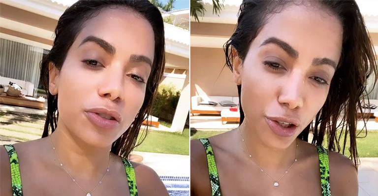Anitta usa biquíni que doará para leilão beneficente e revela: ”Pediram para eu não lavar”