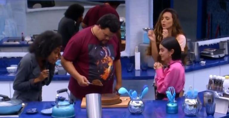 BBB20: Babu faz bolinho para sisters e entrega primeiro pedaço para Manu: ”Primeira finalista”
