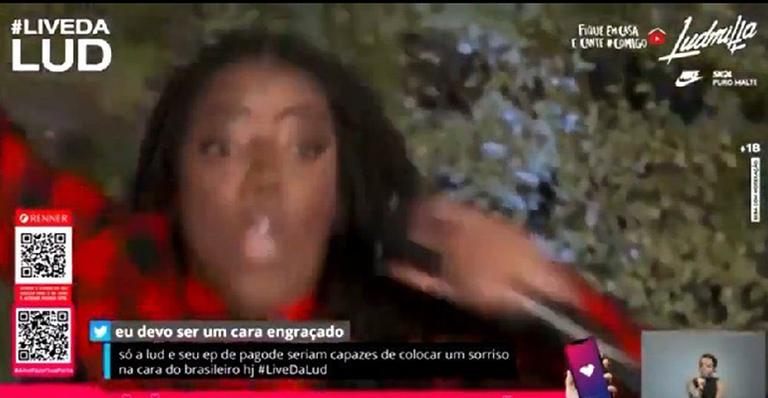 Inacreditável! Ludmilla leva tombo feio e cai dentro de piscina durante live
