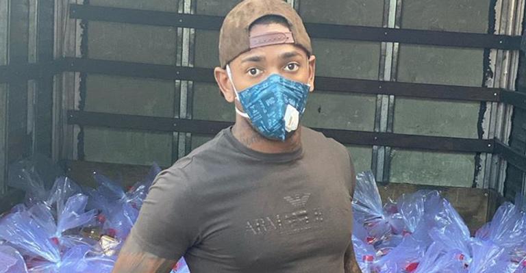 Nego do Borel se emociona e lamenta morte do tio por Covid-19: ”Nem enterro tem”