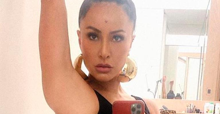 Sabrina Sato dispensa moletom e aposta em maiô cavado para look de quarentena: ”Disposição, beleza e conteúdo”