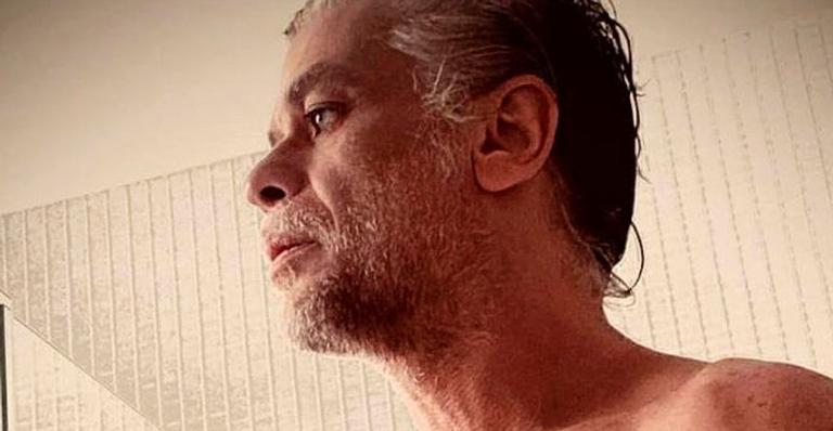 Quase 30kg mais magro, Fábio Assunção exibe corpo escultural em raríssimo clique sem camisa: ”Acordei assim”