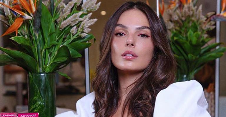 Isis Valverde surge só de biquíni e renova bronzeado em casa: ”Ensolarado”