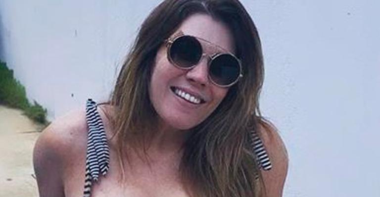 Aos 43 anos, Simony aposta em microbiquíni e barriga trincada rouba a cena: ”Cada dia melhor”