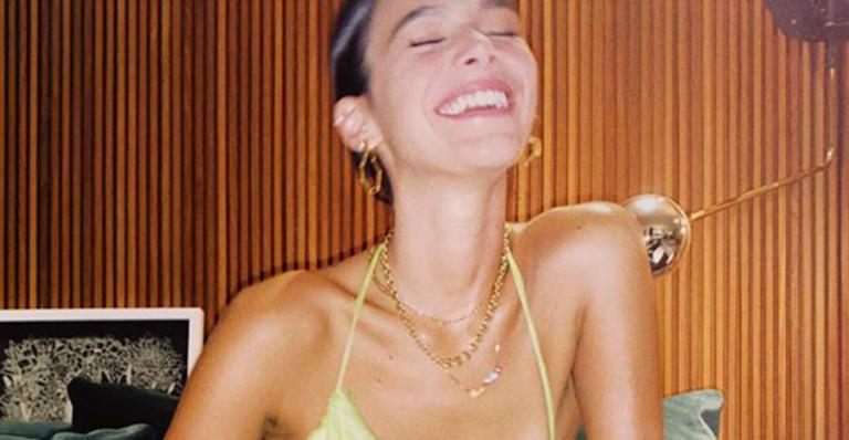 Bruna Marquezine aposta em vestido frente única e decotão rouba a cena: ”Elegante”