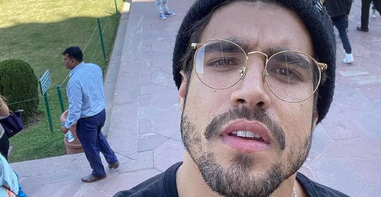 Caio Castro compartilha clique com amigos e confessa saudades de sair de casa