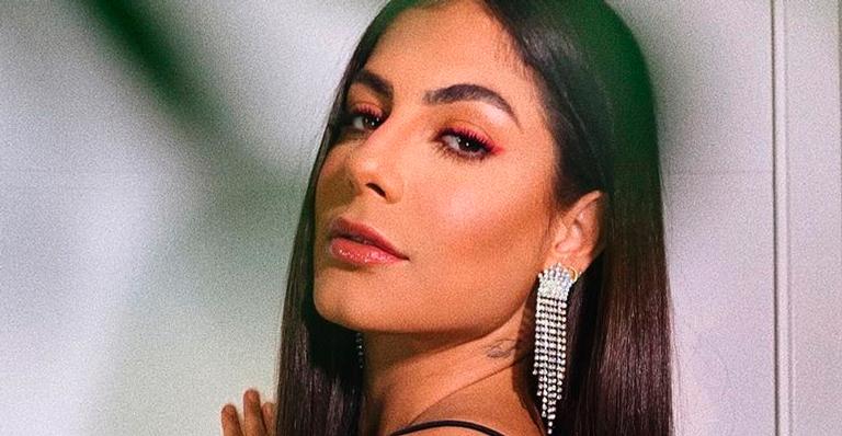 BBB20: Mari Gonzalez aposta em vestido fendado e deixa parte dos seios à mostra: ”Deusa grega”