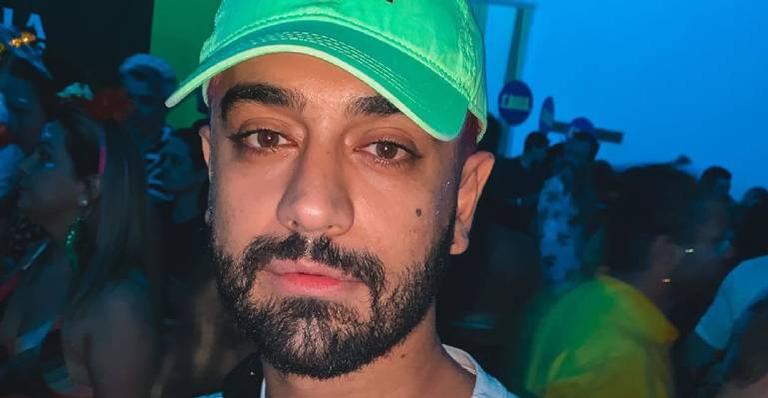Miguel Rômulo comemora aniversário em casa na companhia do cachorro