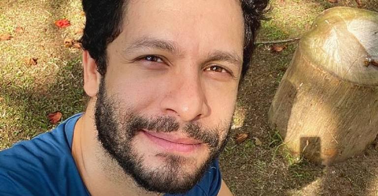 Rainer Cadete relembra trabalho em ‘Êta Mundo Bom’ e comemora volta do folhetim