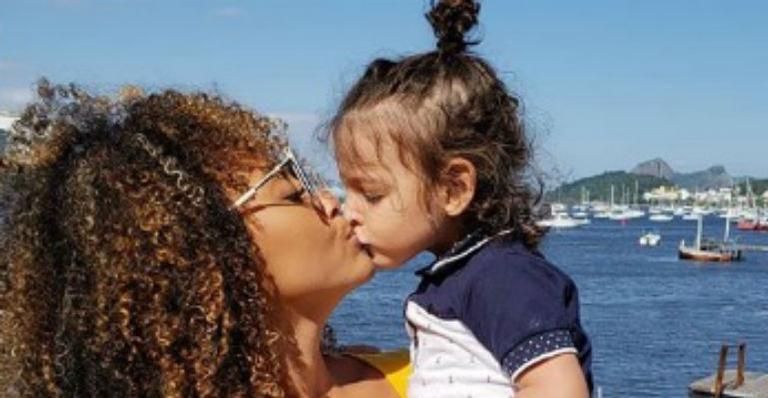 Sheron Menezzes comove web ao surgir em clique com o filho: “Ele está dodói mas é muito forte”