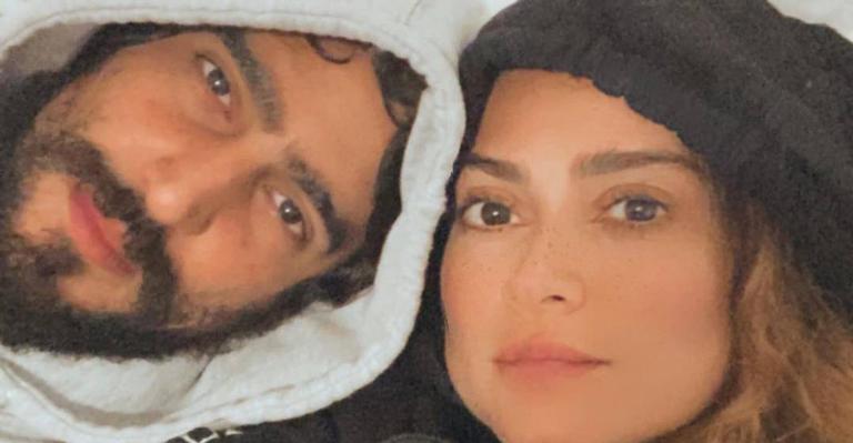 Thaila Ayala se derrete ao clicar o marido em momento espontâneo: ‘Família’