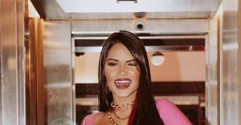 Após o BBB20, Flayslane capricha na produção e aparece irreconhecível com look ousado