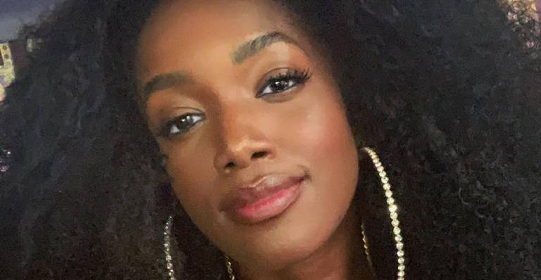 Iza compartilha clique de sua formatura na PUC e comemora vitória de Thelma