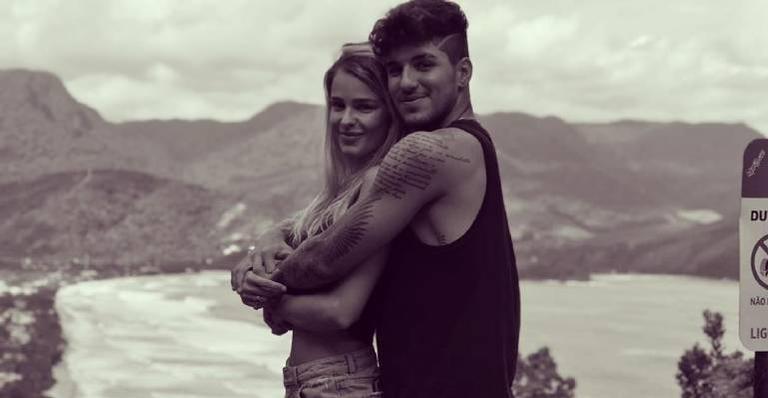 Pombinhos! Yasmin Brunet agradece Gabriel Medina por ensiná-la a surfar