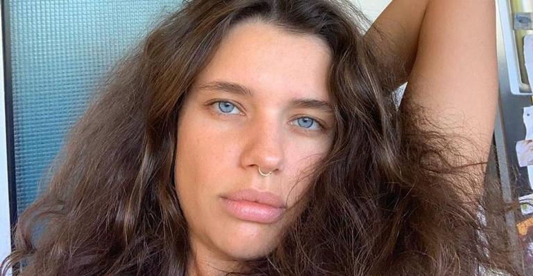 Bruna Linzmeyer aproveita o dia para se exercitar em casa e se diverte: ‘Fluindo nesse corpinho’