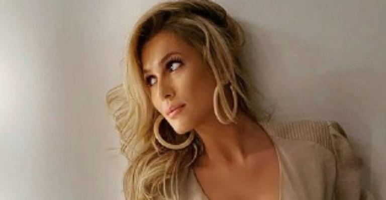 Com decote profundo, Lívia Andrade posa nas redes e impressiona: “Esbanjou sensualidade”