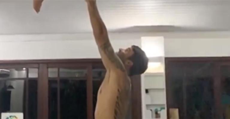 Sem camisa, Daniel Cady surge em momento de diversão com as filhas gêmeas: ”Elas adoram”
