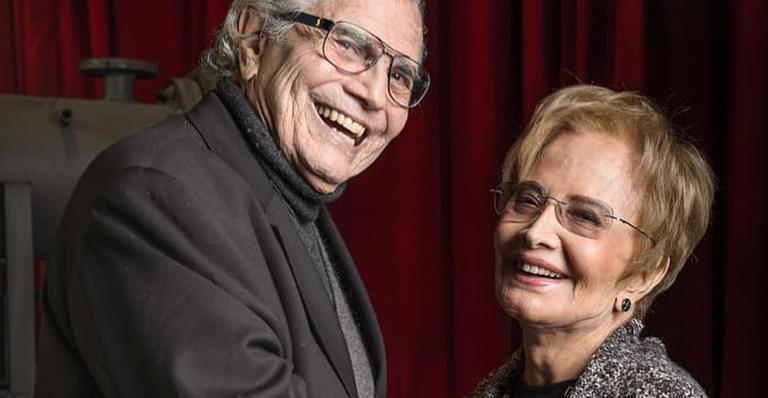Glória Menezes compartilha clique romântico com Tarcísio Meira e se derrete: ”Eternos namorados”