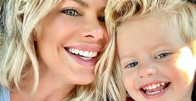 Karina Bacchi flagra o primogênito rabiscando os móveis e se diverte com reação do pequeno