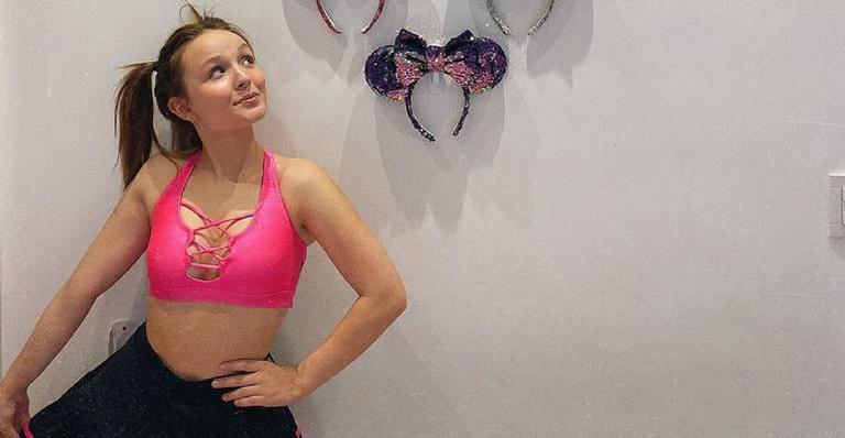 Larissa Manoela ornamenta quarto com coleção de tiaras da Disney