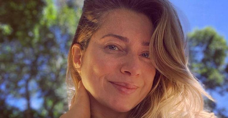 Letícia Spiller faz rara aparição com a filha e mostra que os estudos estão em dia