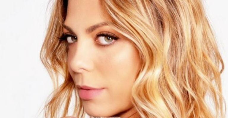 Sheila Mello compartilha cliques antigos e semelhança chama atenção: “Você pariu você mesma”