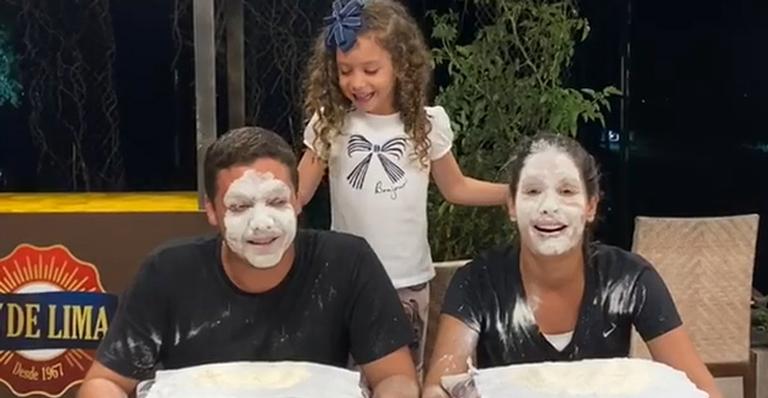 Wesley Safadão e Thyane Dantas fazem ‘desafio da farinha’ com a filha e divertem web