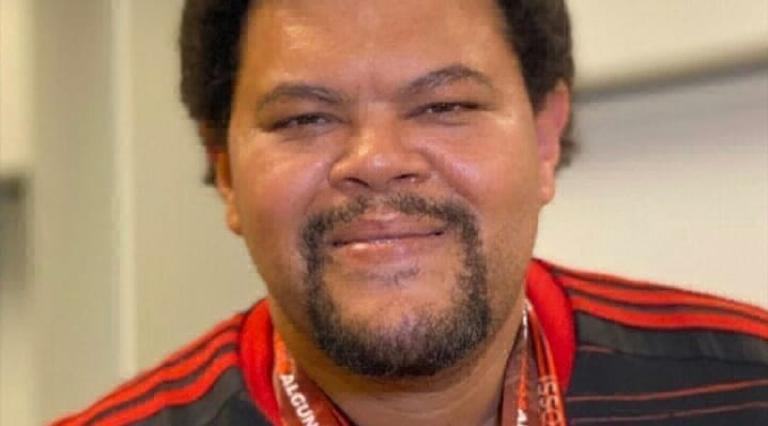 Babu Santana celebra nova conquista com direito a bolo do Flamengo