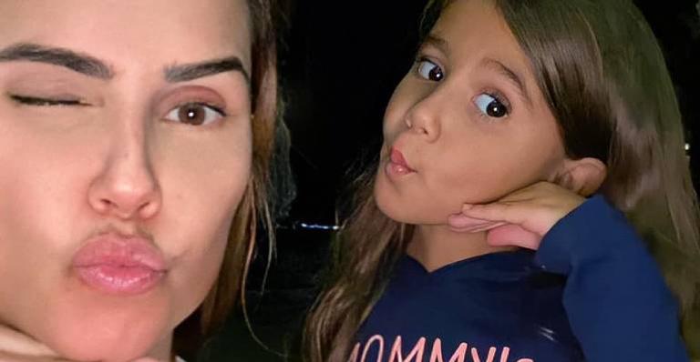 Filha de Deborah Secco rouba a cena ao surgir cheia de estilo: ”Linda demais”