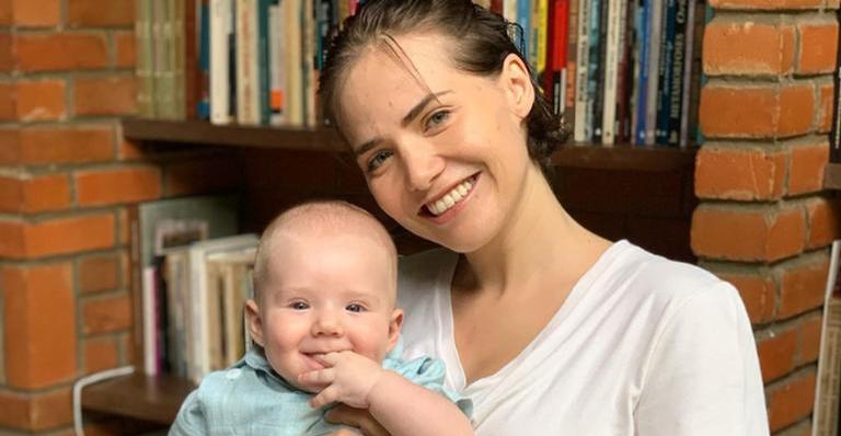 Letícia Colin encanta ao mostrar clique dos primeiros meses do filho e relata perda de roupas: “Passa tão rápido”