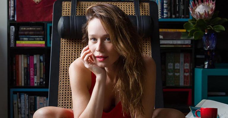 Mariana Ximenes usa pijama feito de lençóis reaproveitados e faz ensaio fotográfico online
