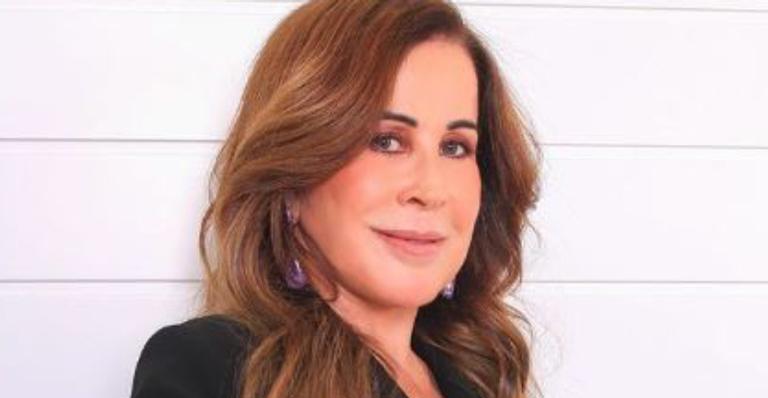 Aos 61 anos, Zilu Camargo posa com look justinho e deixa pernões torneados à mostra: ”Deusa”