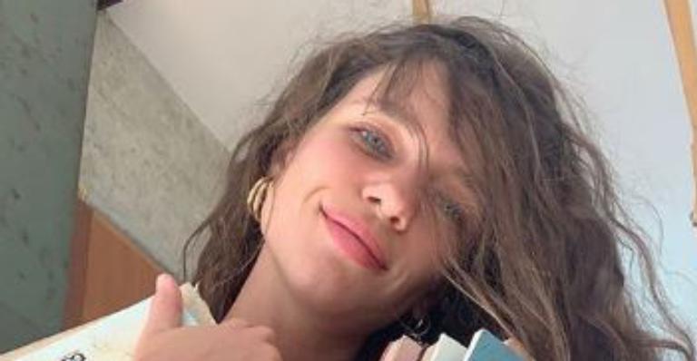 Bruna Linzmeyer divide raro momento íntimo com a namorada e fãs comemoram: ”Casalzão!”