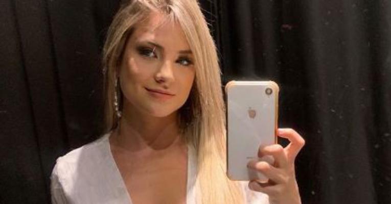 Ex-BBB Gabi Martins deixa barriguinha seca à mostra e abusa de decote profundo