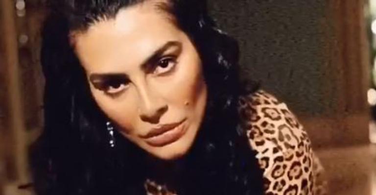Cleo sensualiza em look justinho de oncinha e curvas poderosas roubam a cena
