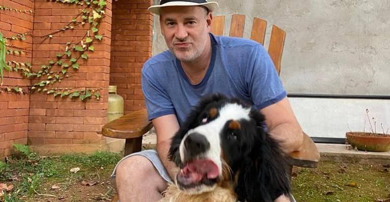 Dan Stulbach divide momento espontâneo ao lado do animal de estimação