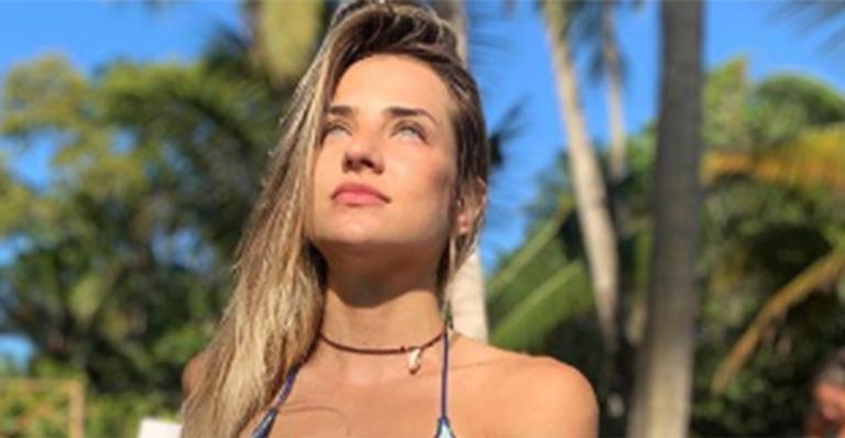 Ex-BBB Gabi Martins surge com biquíni fio-dental fininho e exibe corpo exuberante