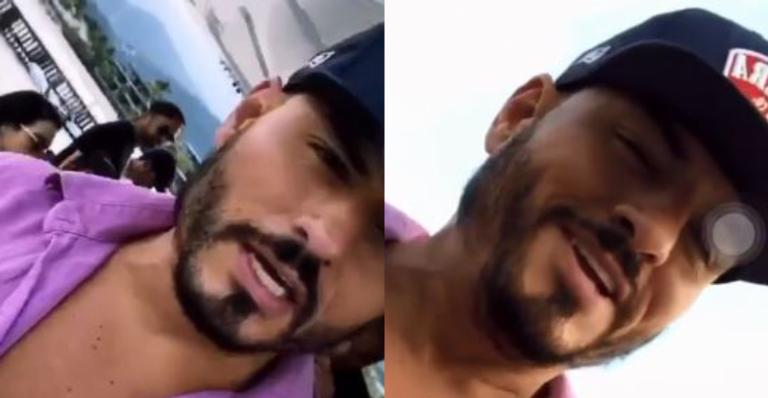 Humorista Carlinhos Silva curte festa em barco e ironiza quarentena: ”Coloquem a máscara”