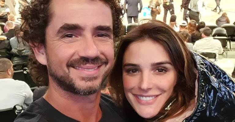 Rafa Brites raspa a cabeça do marido, Felipe Andreoli, que se diverte com o resultado