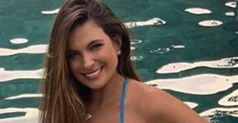 Ex-BBB Kamilla Salgado posa de biquíni exibindo barrigão de grávida: ”Tá crescendo”
