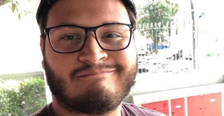 Ex-BBB Victor Hugo se emociona e faz desabafo sobre ataques na web: ”Me julgam por 50 dias de reality”