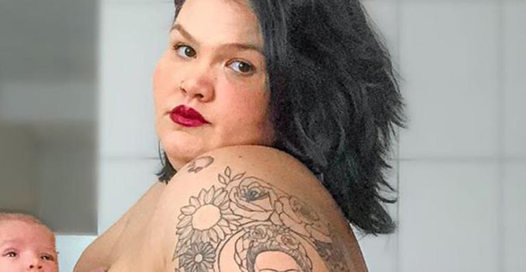 Thais Carla posa totalmente nua com a filha nos braços e fica surpresa: ”Ela posou pra foto”