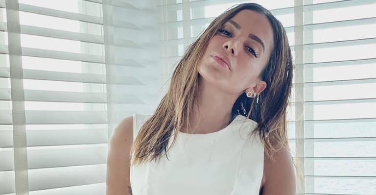 Anitta curte live de Dilsinho ao lado de Gui Araújo em sua casa: ”Tudo certo”