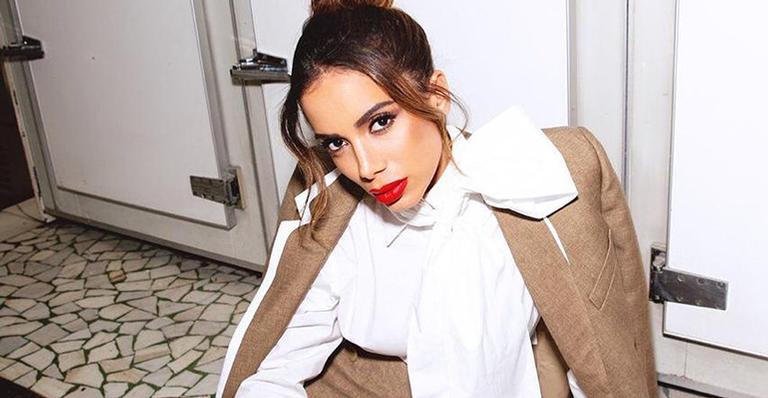Anitta ironiza seus procedimentos estéticos e dispara: ”Precisei de umas 50 plásticas”