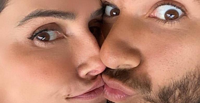 Deborah Secco declara seu amor ao postar clique com o marido: ‘Meu!’