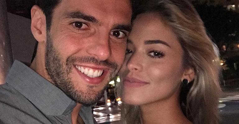 Esposa de Kaká exibe barriguinha de grávida na web: ”Se empolga com o papai”