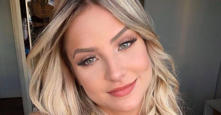 Ex-BBB Gabi Martins posa plena com look deslumbrante e decote chama atenção